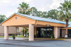 Quality Inn Hinesville - Fort Stewart Area, Kitchenette Rooms - Pool - Guest Laundry